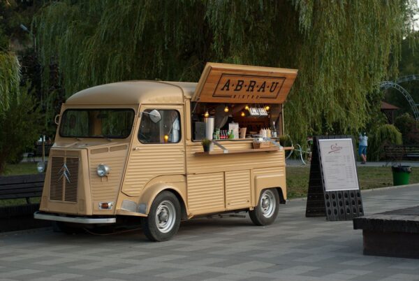 food truck installé dans une rue